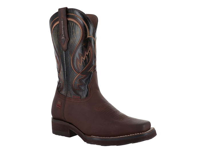 Bota vaquera de cuero marrón con bordados decorativos en la caña y punta cuadrada.
