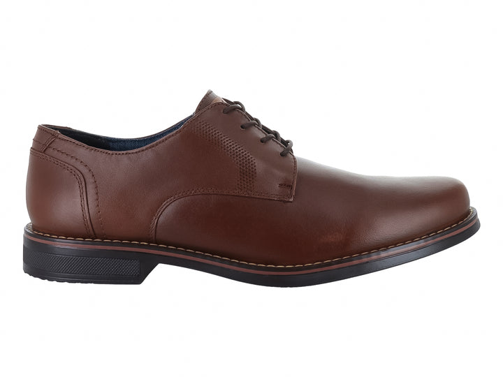 Zapato formal de cuero color café con cordones y suela negra para hombre.