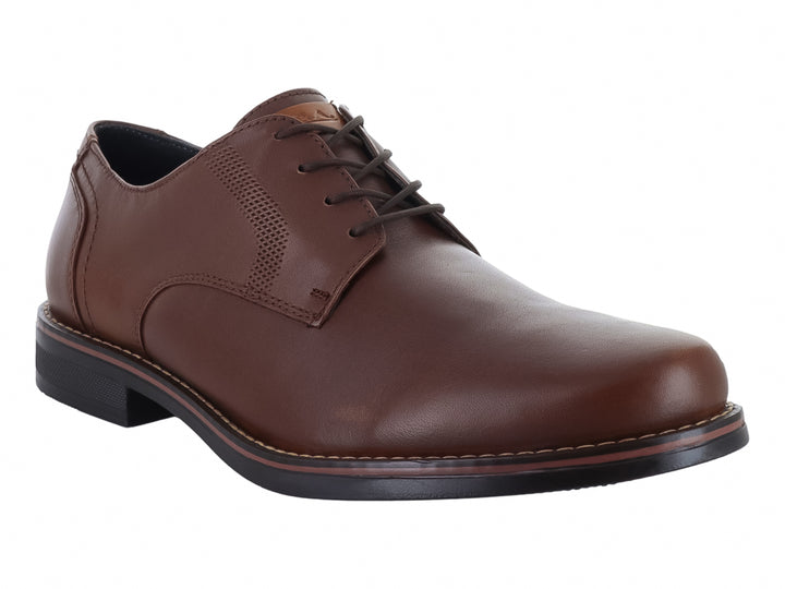Zapato formal de cuero color café con cordones y suela negra para hombre.