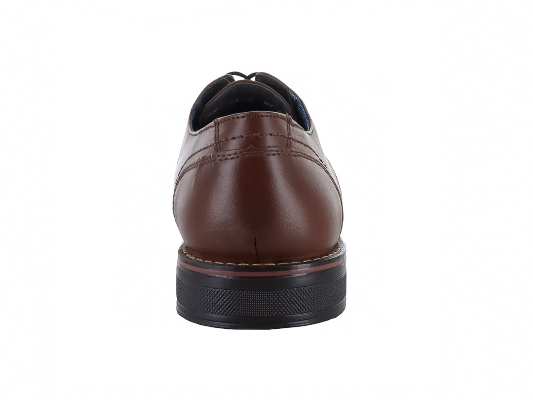 Zapato formal de cuero color café con cordones y suela negra para hombre.