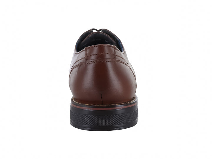 Zapato formal de cuero color café con cordones y suela negra para hombre.