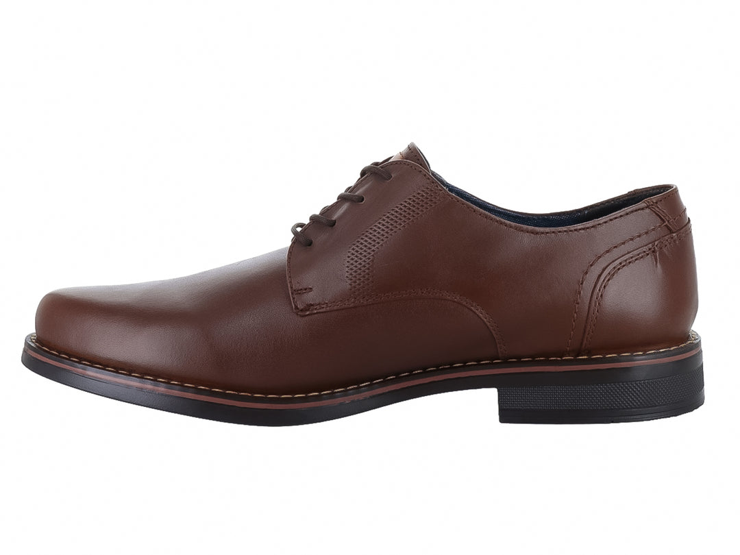 Zapato formal de cuero color café con cordones y suela negra para hombre.