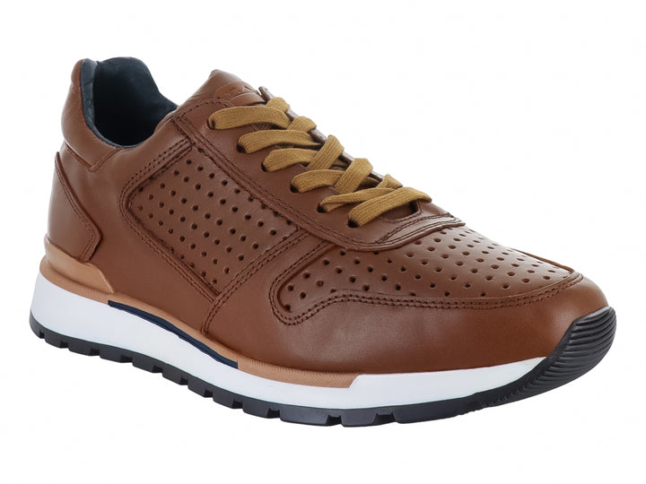 Tenis de cuero color miel con detalles perforados y suela blanca y azul.