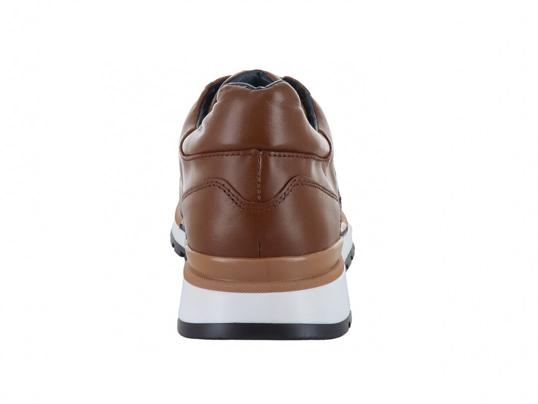 Tenis de cuero color miel con detalles perforados y suela blanca y azul.