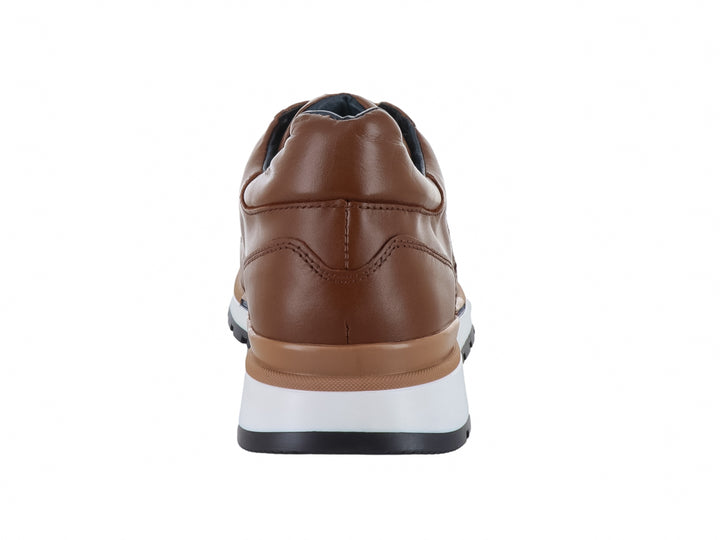 Tenis de cuero color miel con detalles perforados y suela blanca y azul.