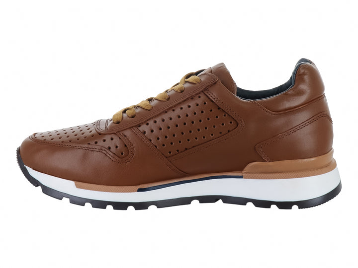 Tenis de cuero color miel con detalles perforados y suela blanca y azul.