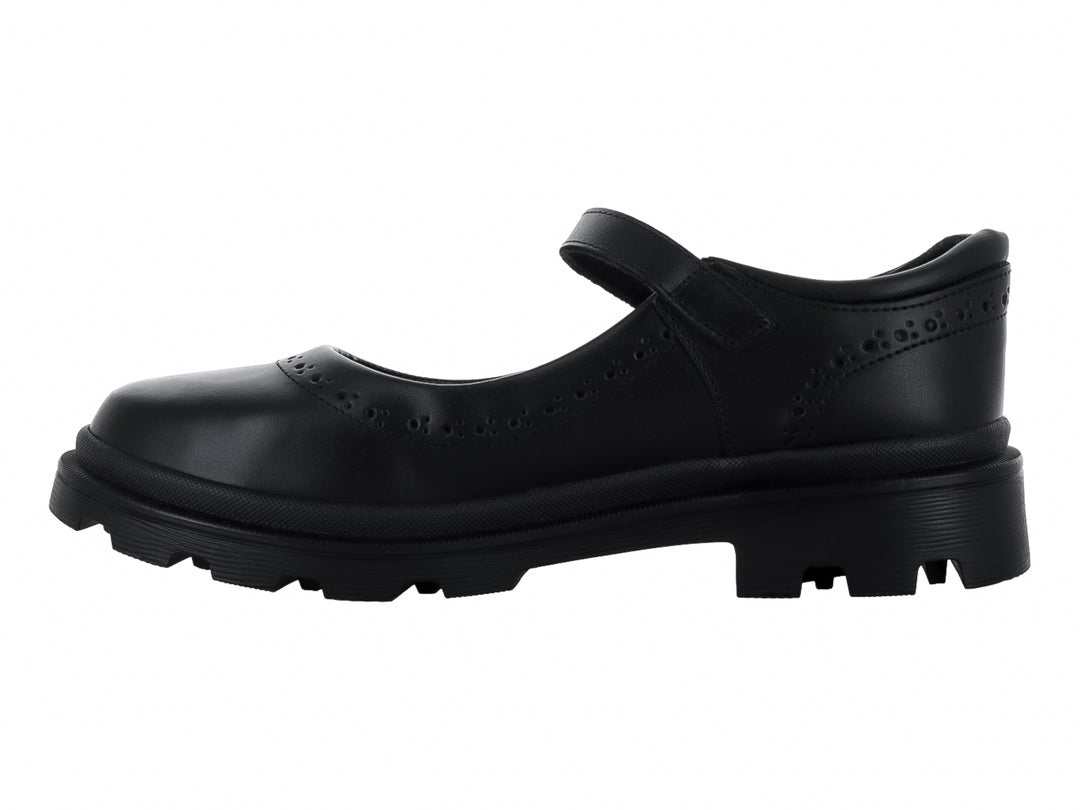 Zapato negro estilo Mary Jane con suela gruesa, correa con hebilla dorada y detalles perforados.