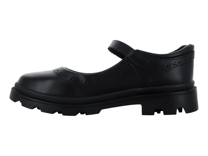 Zapato negro estilo Mary Jane con suela gruesa, correa con hebilla dorada y detalles perforados.