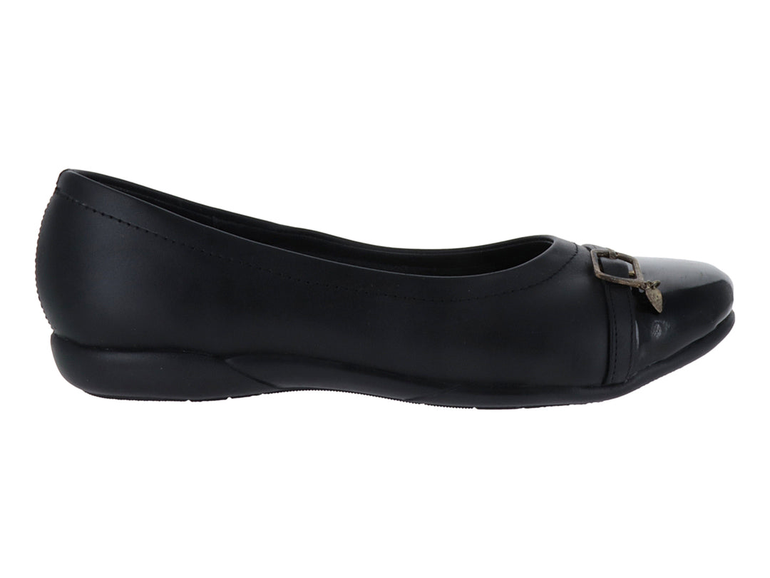 Zapato plano color negro con detalle de hebilla metálica en la parte superior.