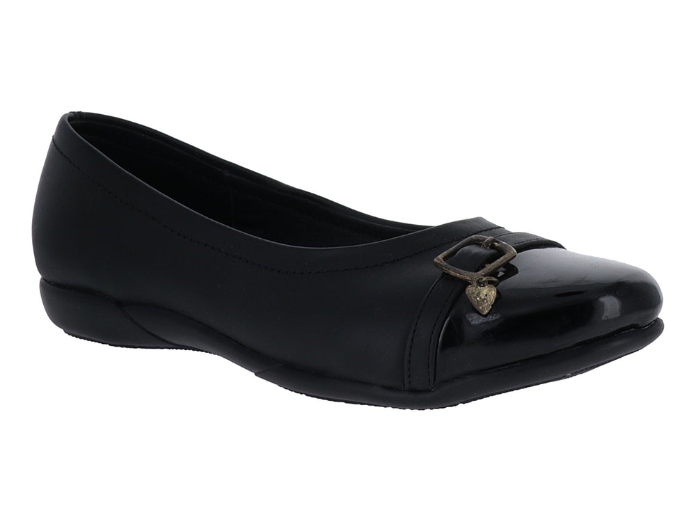 Zapato plano color negro con detalle de hebilla metálica en la parte superior.