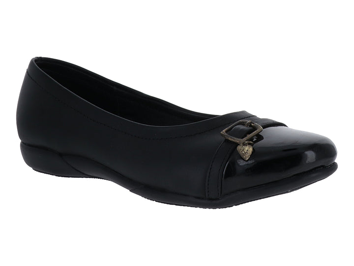 Zapato plano color negro con detalle de hebilla metálica en la parte superior.