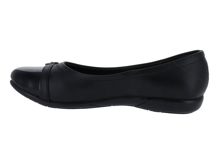 Zapato plano color negro con detalle de hebilla metálica en la parte superior.
