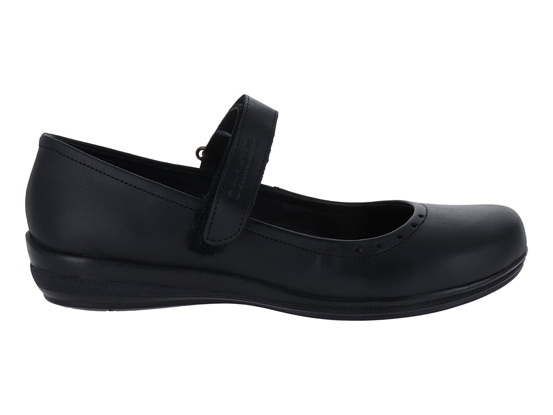 Zapato plano color negro con correa de ajuste en el empeine y punta redondeada.