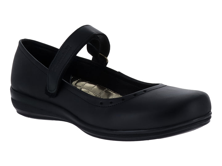Zapato plano color negro con correa de ajuste en el empeine y punta redondeada.