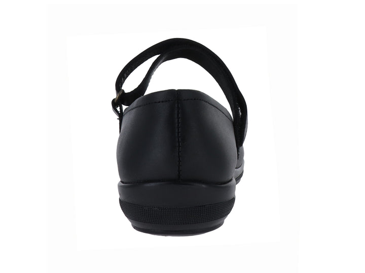 Zapato plano color negro con correa de ajuste en el empeine y punta redondeada.