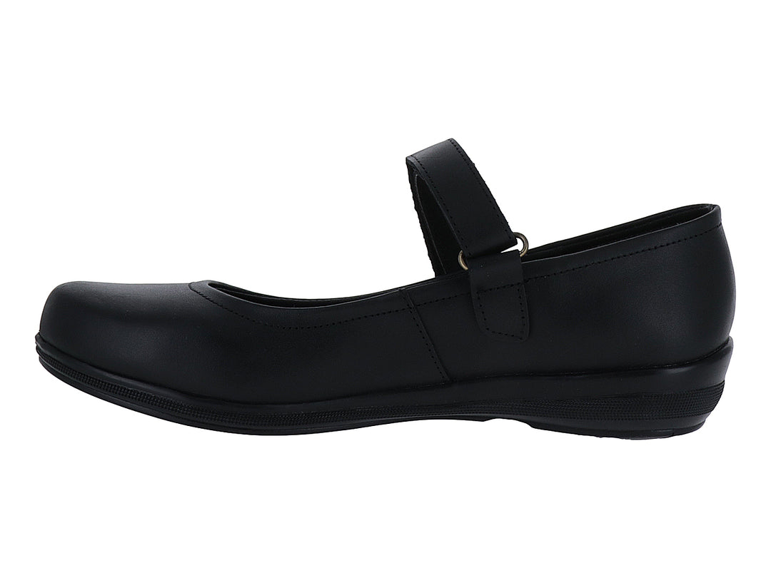 Zapato plano color negro con correa de ajuste en el empeine y punta redondeada.