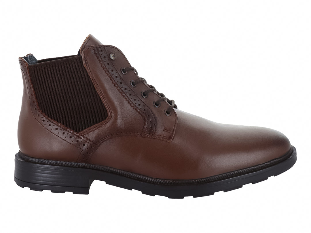Botas de cuero color café con cordones, detalle elástico lateral y suela negra para Hombre.