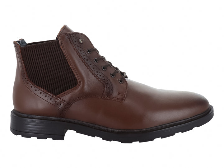 Botas de cuero color café con cordones, detalle elástico lateral y suela negra para Hombre.