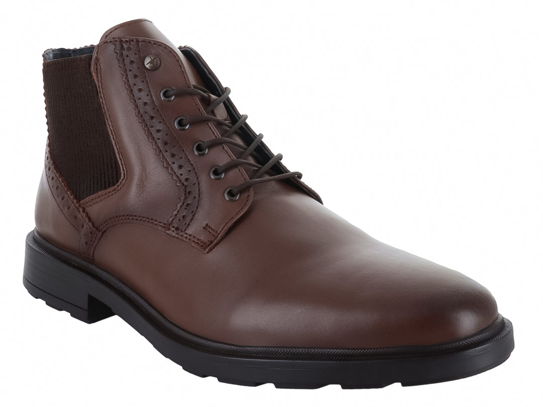 Botas de cuero color café con cordones, detalle elástico lateral y suela negra para Hombre.