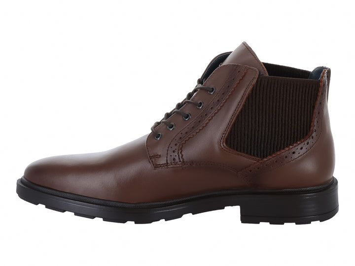 Botas de cuero color café con cordones, detalle elástico lateral y suela negra para Hombre.