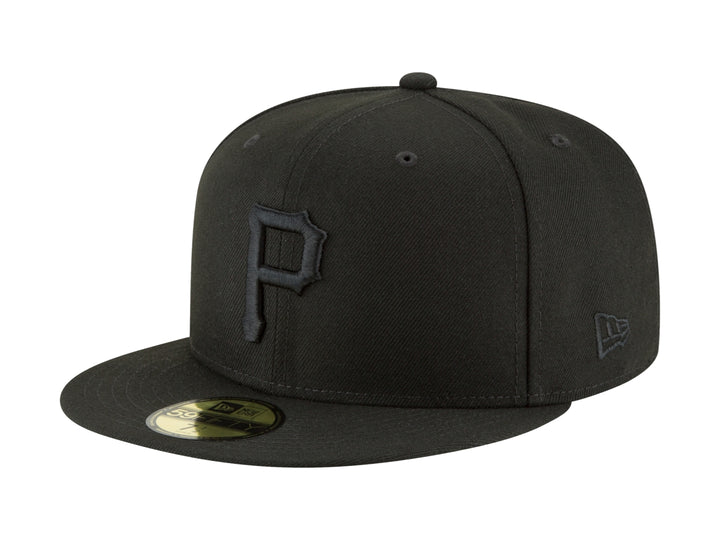 Gorra de béisbol New Era color negro con letra P bordada en el frente y visera plana.