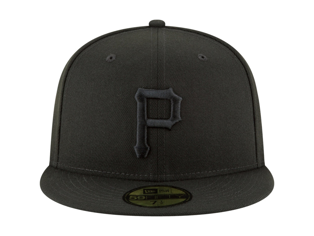 Gorra de béisbol New Era color negro con letra P bordada en el frente y visera plana.