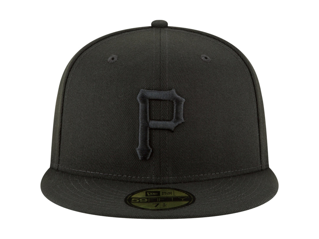 Gorra de béisbol New Era color negro con letra P bordada en el frente y visera plana.