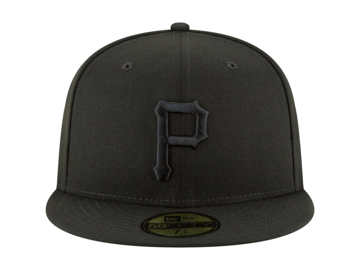 Gorra de béisbol New Era color negro con letra P bordada en el frente y visera plana.