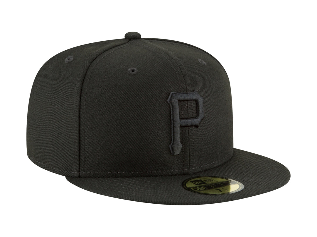 Gorra de béisbol New Era color negro con letra P bordada en el frente y visera plana.