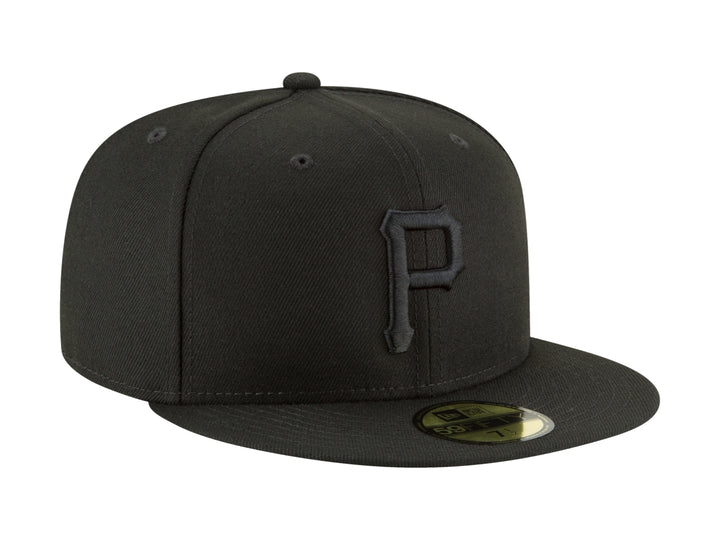 Gorra de béisbol New Era color negro con letra P bordada en el frente y visera plana.