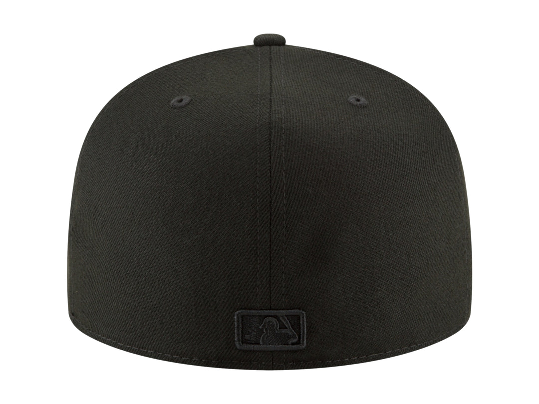 Gorra de béisbol New Era color negro con letra P bordada en el frente y visera plana.