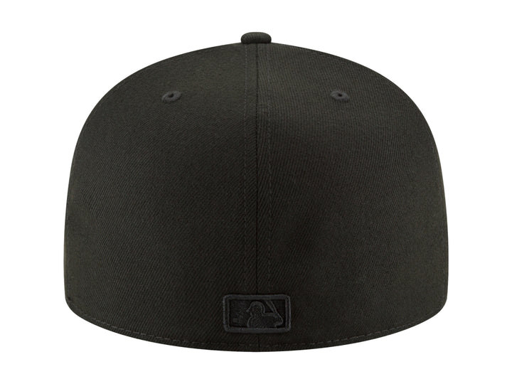 Gorra de béisbol New Era color negro con letra P bordada en el frente y visera plana.