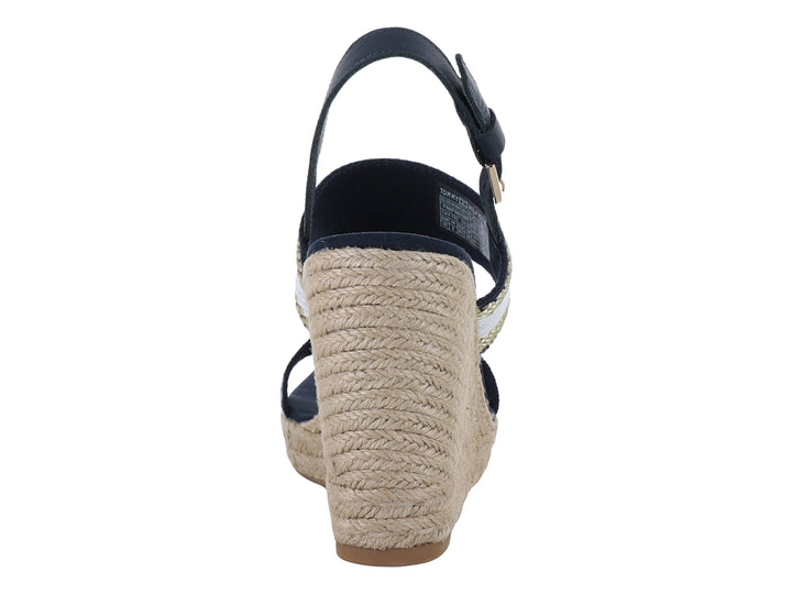 Sandalia Tommy Hilfiger color azul marino y blanco con plataforma de cuña en yute beige para mujer.