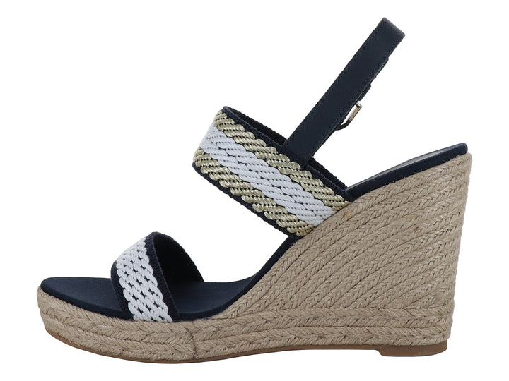 Sandalia Tommy Hilfiger color azul marino y blanco con plataforma de cuña en yute beige para mujer.
