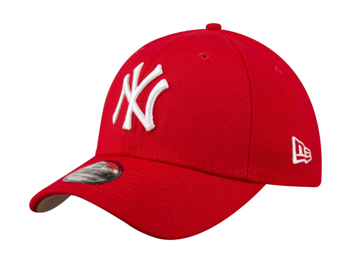 Gorra de béisbol New Era color rojo con logotipo NY bordado en blanco en el frente.