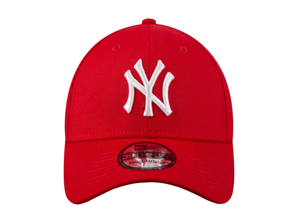 Gorra de béisbol New Era color rojo con logotipo NY bordado en blanco en el frente.