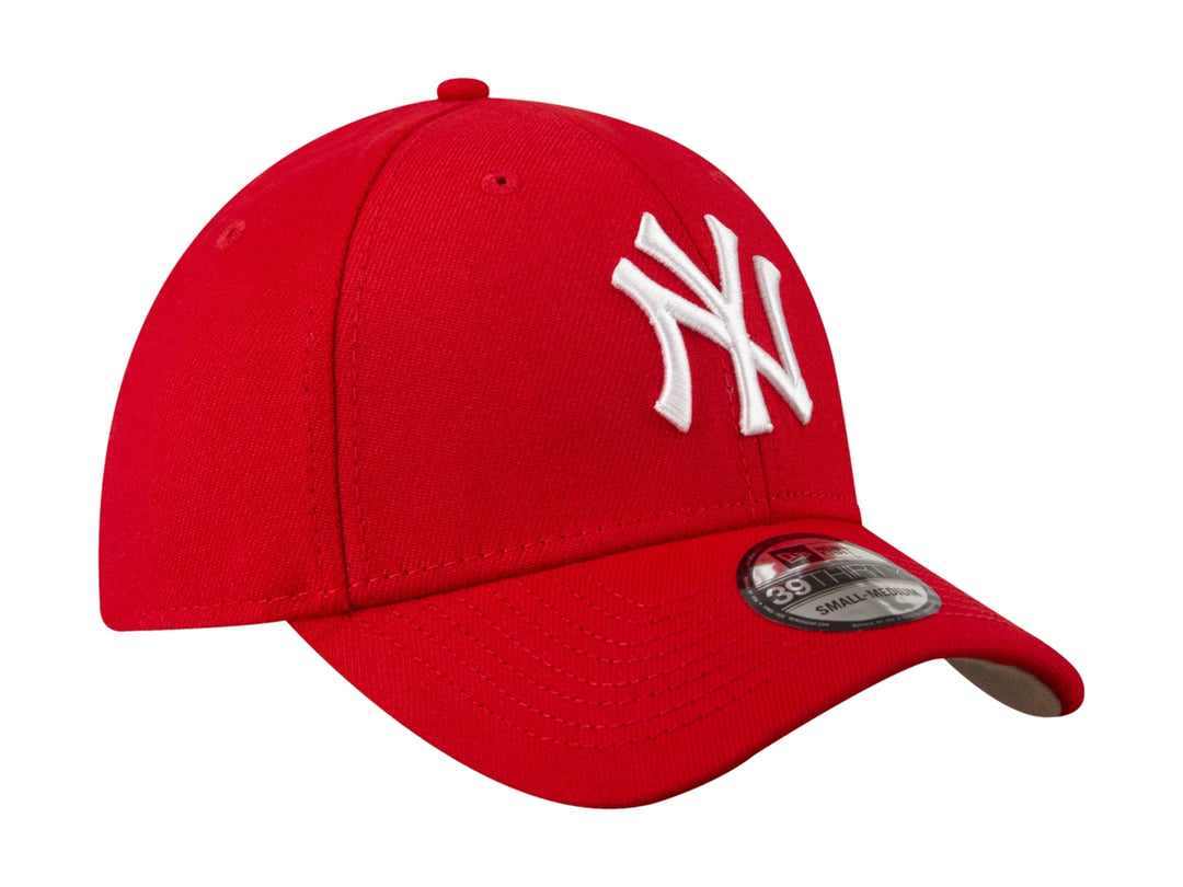 Gorra de béisbol New Era color rojo con logotipo NY bordado en blanco en el frente.