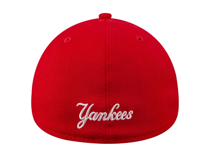 Gorra de béisbol New Era color rojo con logotipo NY bordado en blanco en el frente.