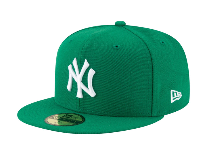 Gorra de béisbol New Era color verde con logotipo blanco bordado al frente y visera plana.