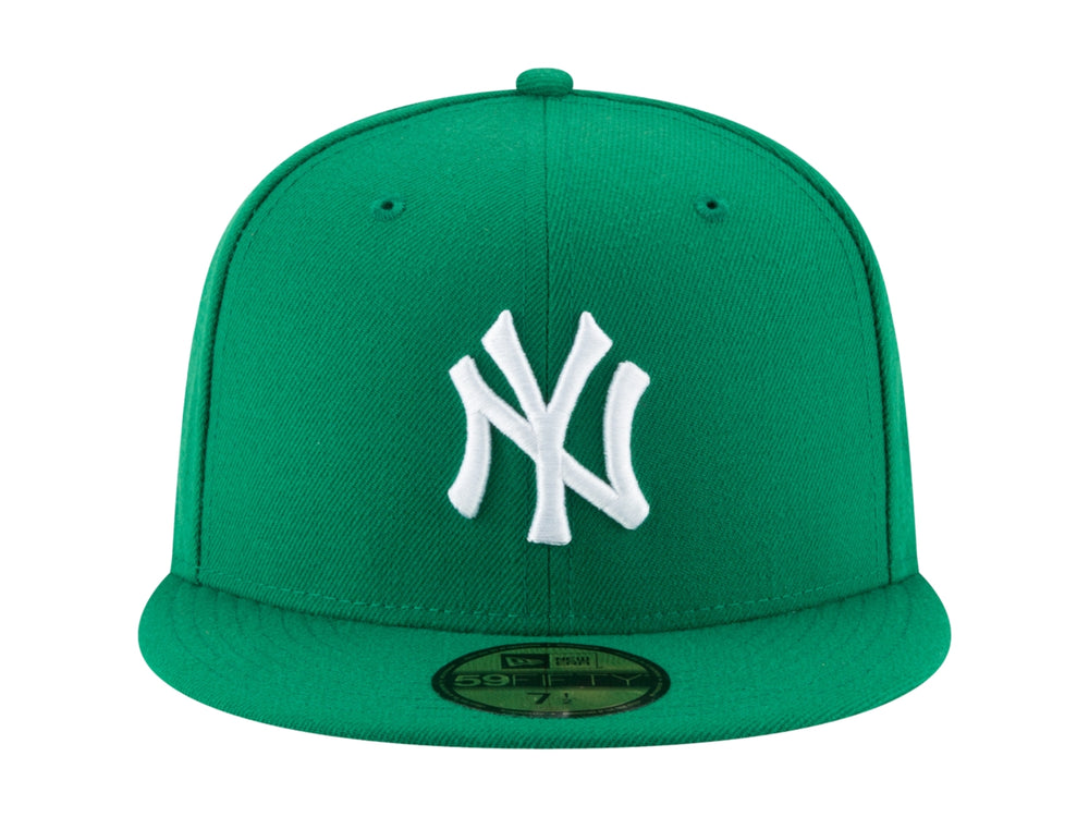 Gorra de béisbol New Era color verde con logotipo blanco bordado al frente y visera plana.