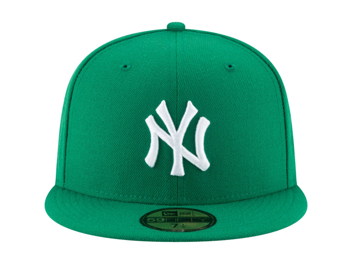 Gorra de béisbol New Era color verde con logotipo blanco bordado al frente y visera plana.