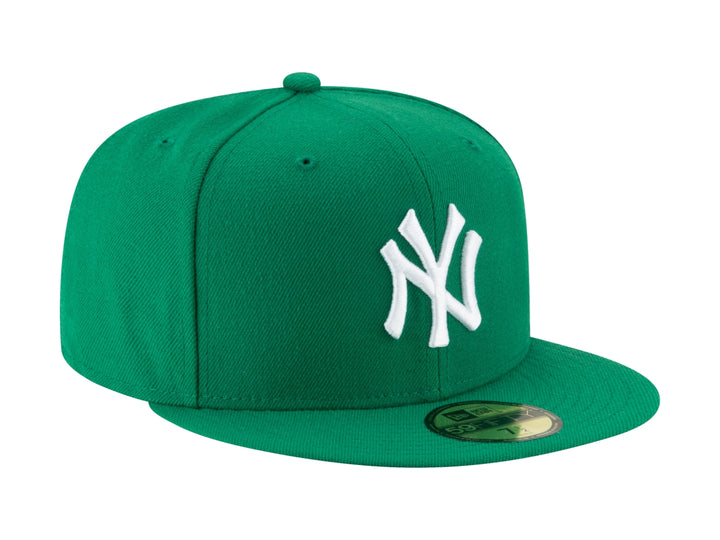 Gorra de béisbol New Era color verde con logotipo blanco bordado al frente y visera plana.