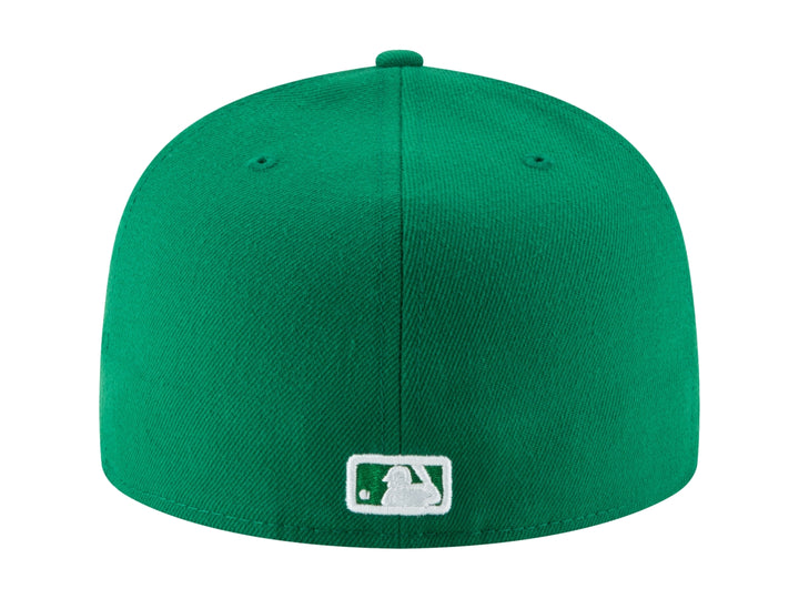 Gorra de béisbol New Era color verde con logotipo blanco bordado al frente y visera plana.
