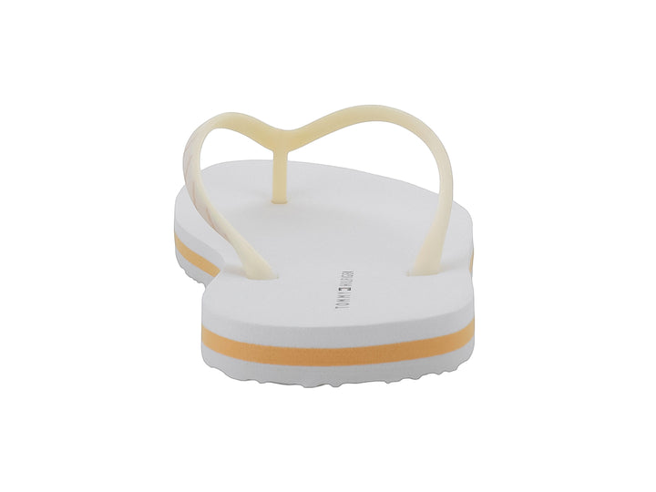 Sandalias blancas tipo flip-flop con detalles amarillos en las correas y la suela.