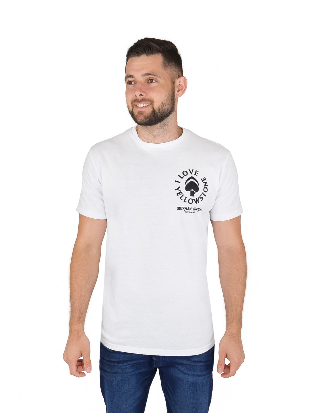 Hombre vistiendo una playera blanca de manga corta con un estampado circular en el pecho.