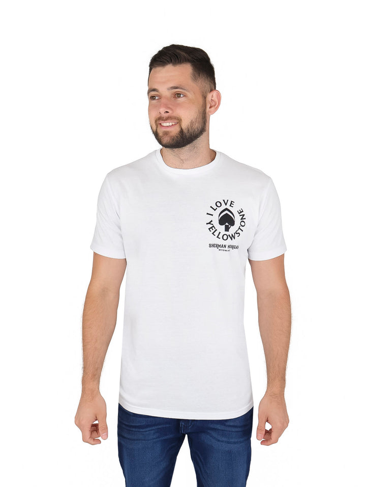 Hombre vistiendo una playera blanca de manga corta con un estampado circular en el pecho.