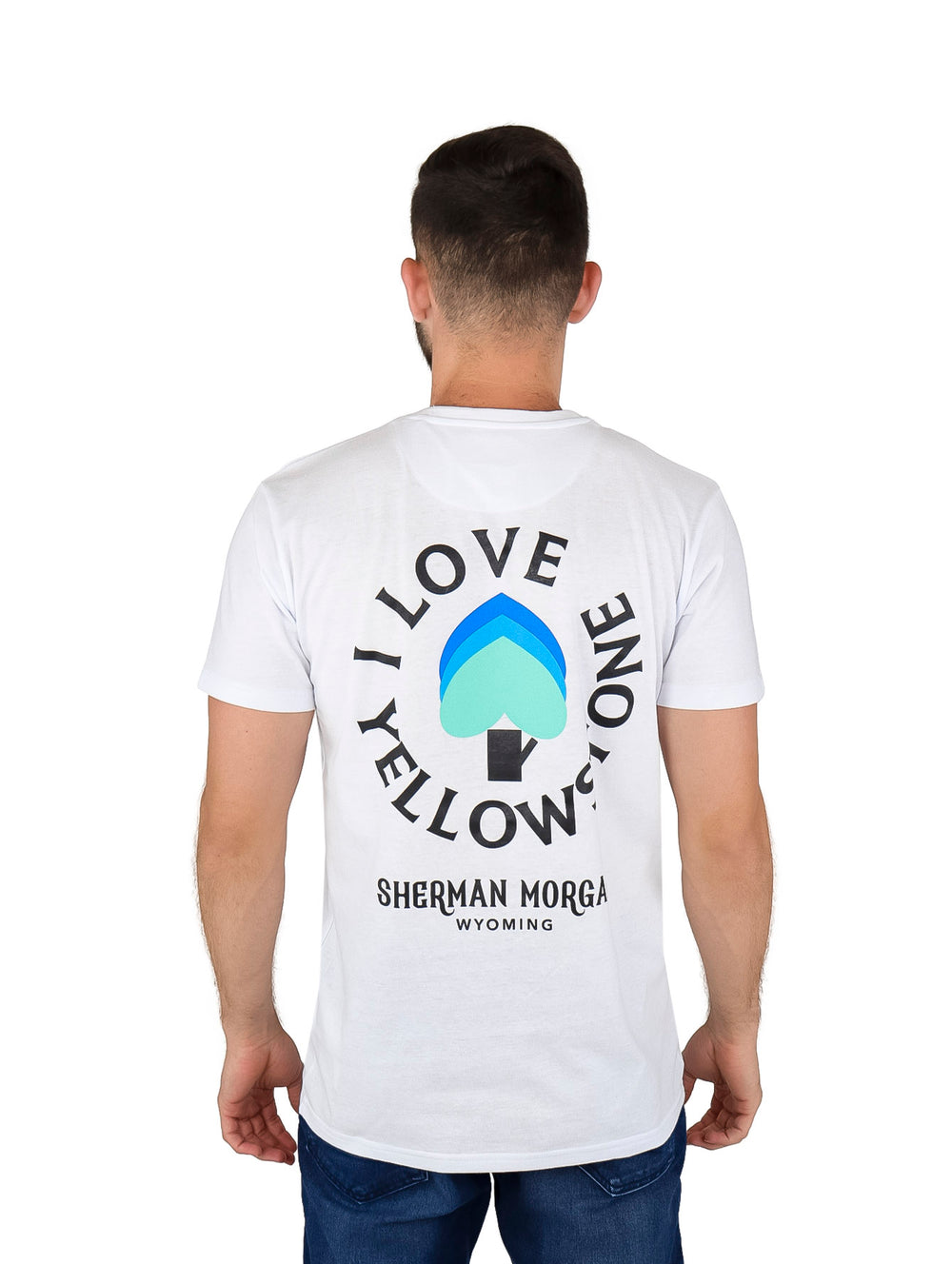Hombre vistiendo una playera blanca de manga corta con un estampado circular en el pecho.