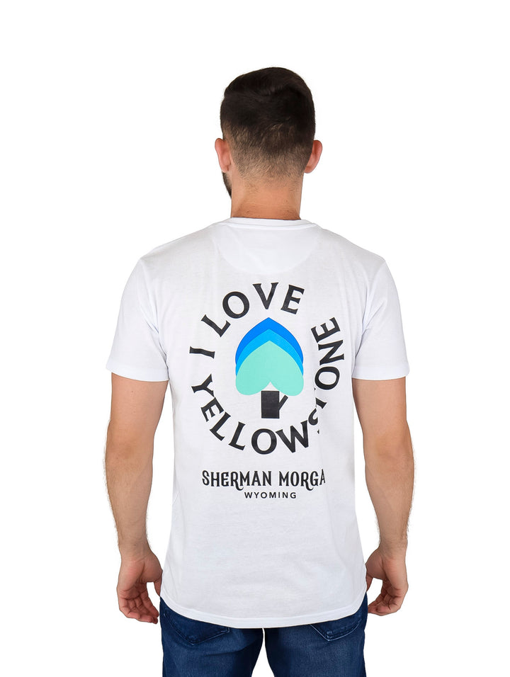 Hombre vistiendo una playera blanca de manga corta con un estampado circular en el pecho.