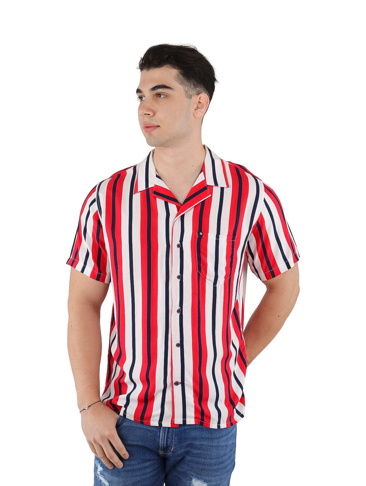 Hombre vistiendo camisa de manga corta con rayas verticales en colores rojo, blanco y azul marino.
