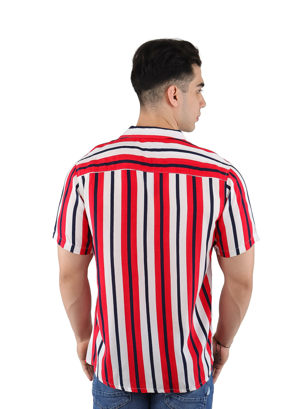 Hombre vistiendo camisa de manga corta con rayas verticales en colores rojo, blanco y azul marino.